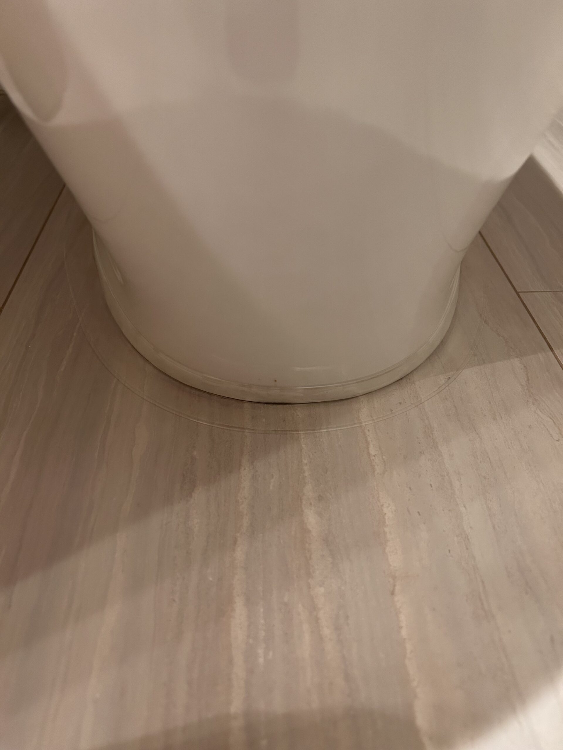 トイレ根元防カビテープ施工後