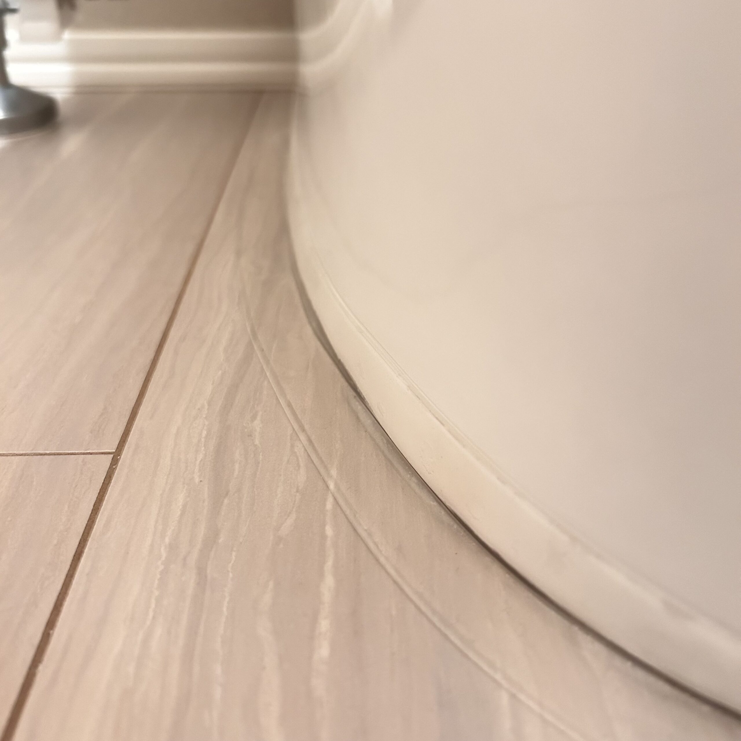 トイレ根元防カビテープ施工の様子