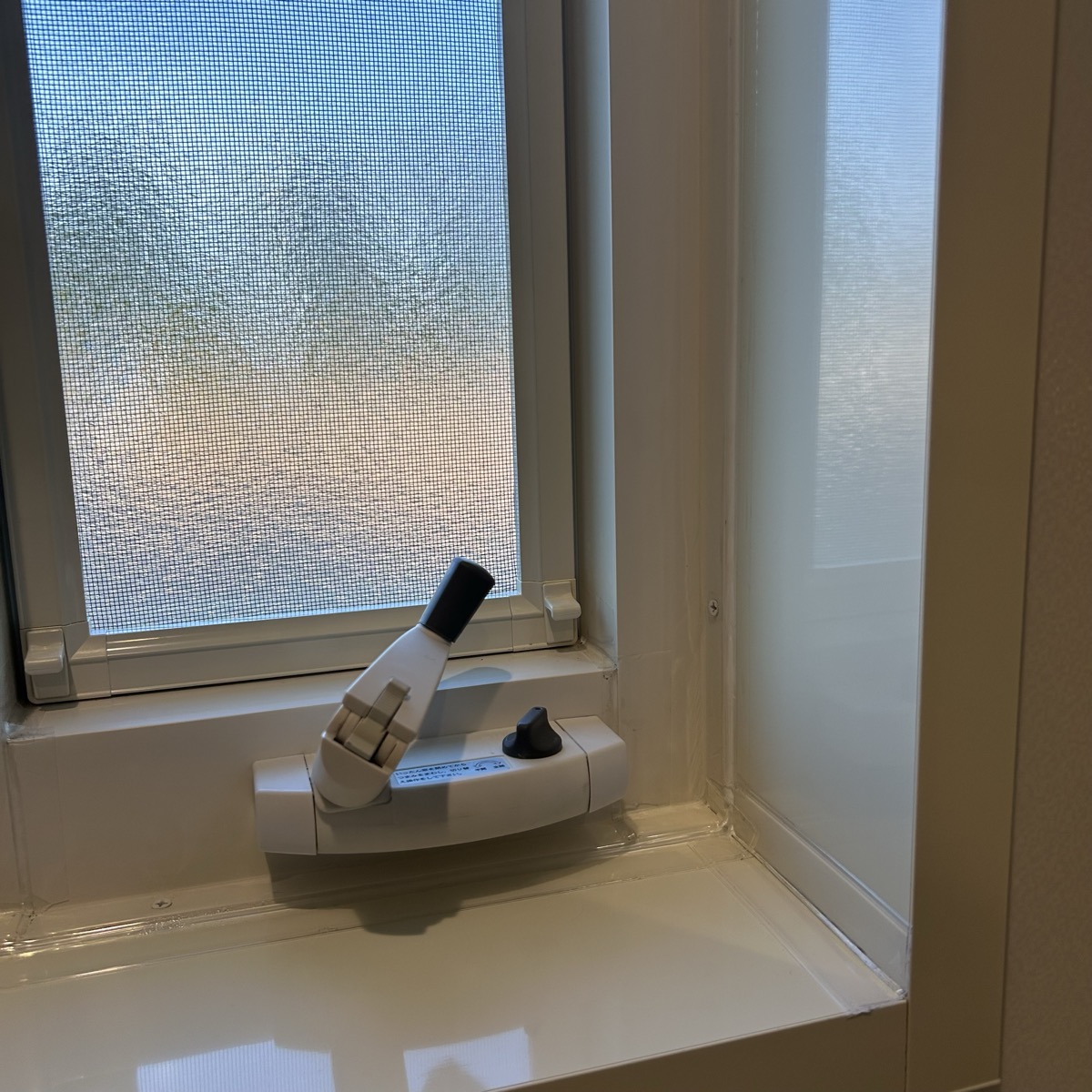 新築浴室の窓まわりにコーキング処理を施した様子