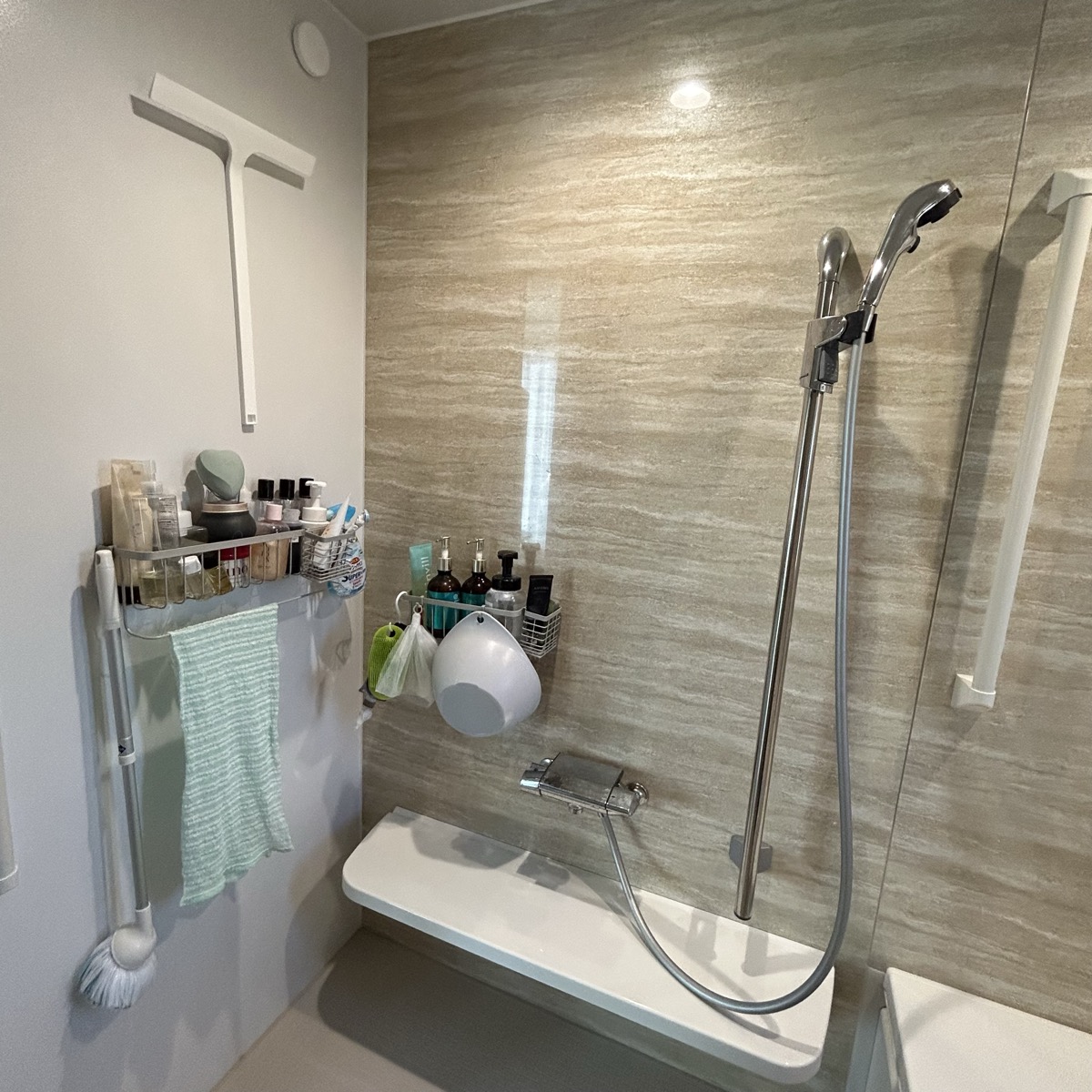 鏡を外した新築浴室の全体写真。磁石式収納を活用している様子