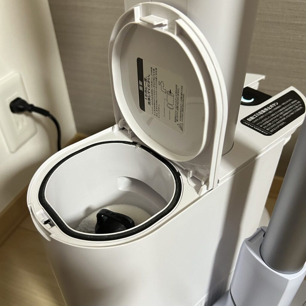 シャークの自動ごみ収集ドックのダストボックスを開けたところ