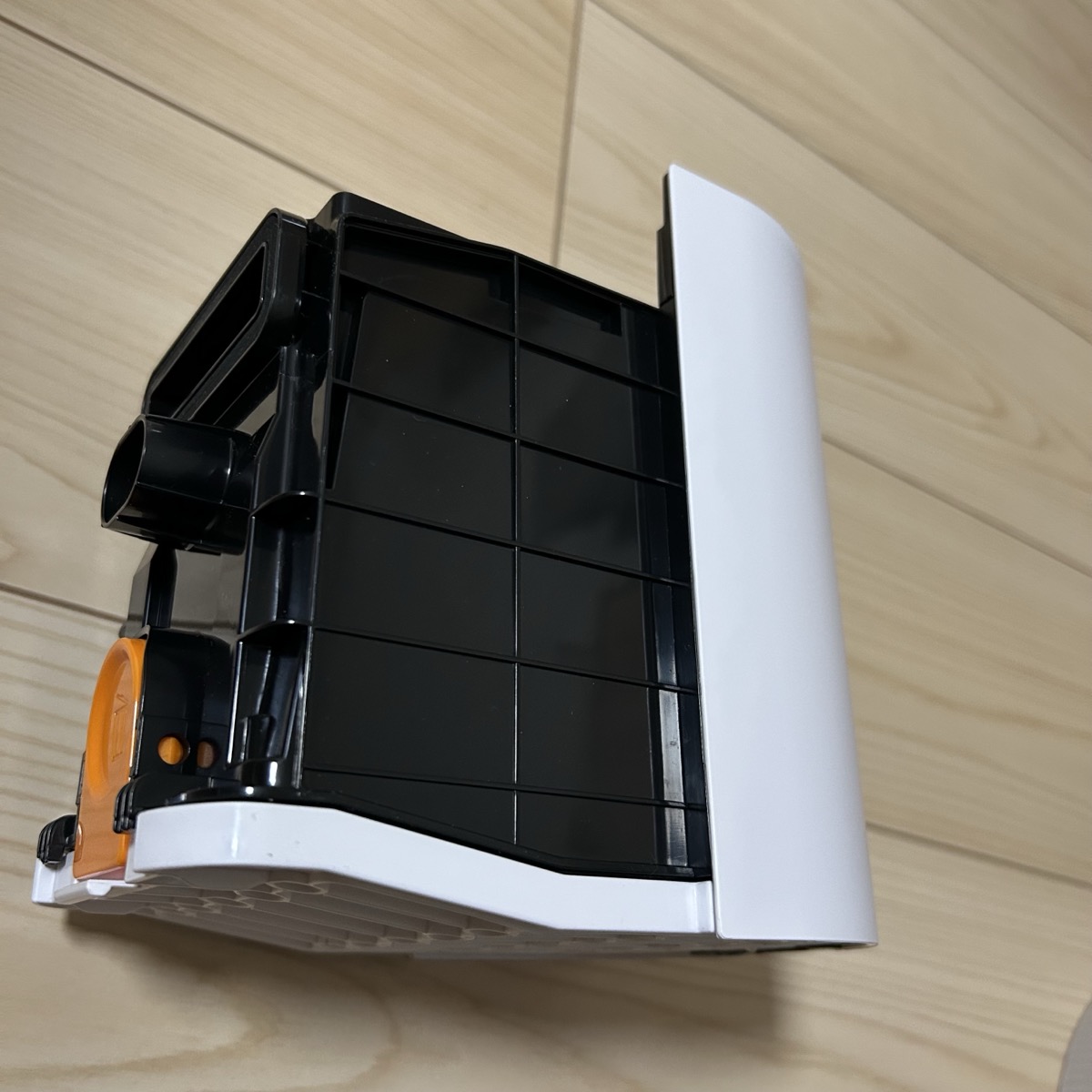 シャークLC150JBLの自動ごみ収集ドック内部。吸い込んだゴミが自動でまとめられる様子