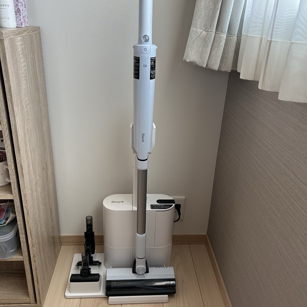 自立式のシャークのスティック掃除機と付属ノズル