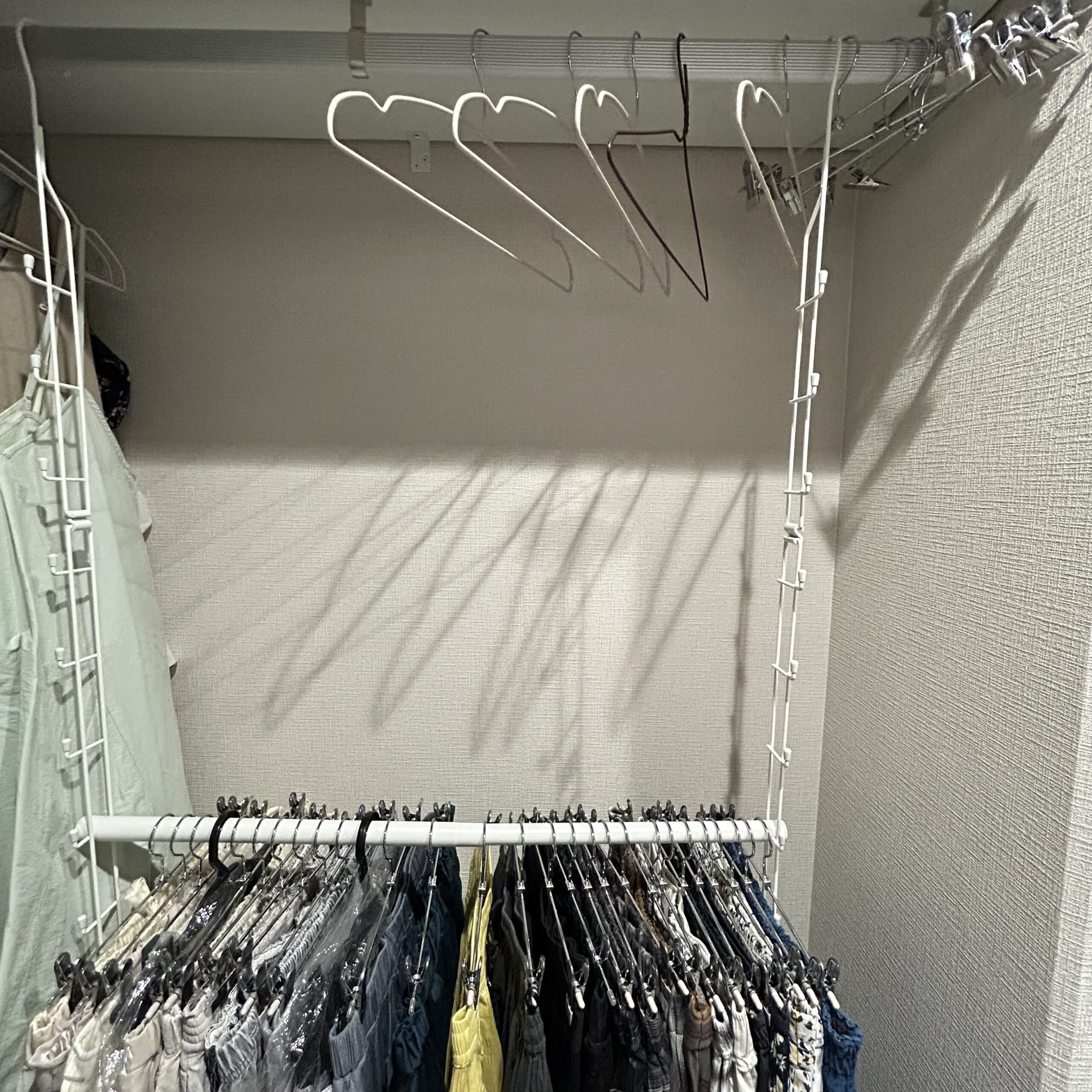 高いハンガーパイプに引っ掛けて服を2段で掛けられる吊り下げラックの実例