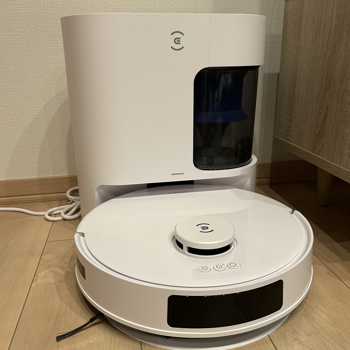 エコバックスDEEBOT N20 PRO PLUSの本体と自動ゴミ収集ステーションの全体