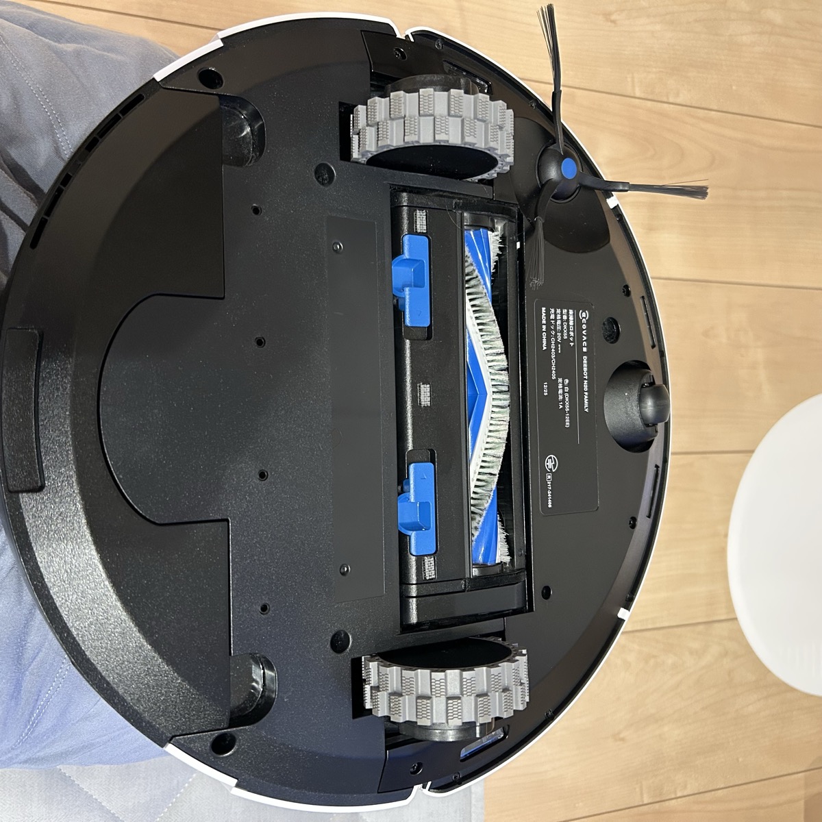 メインブラシとサイドブラシが見えるエコバックスDEEBOT N20の裏面