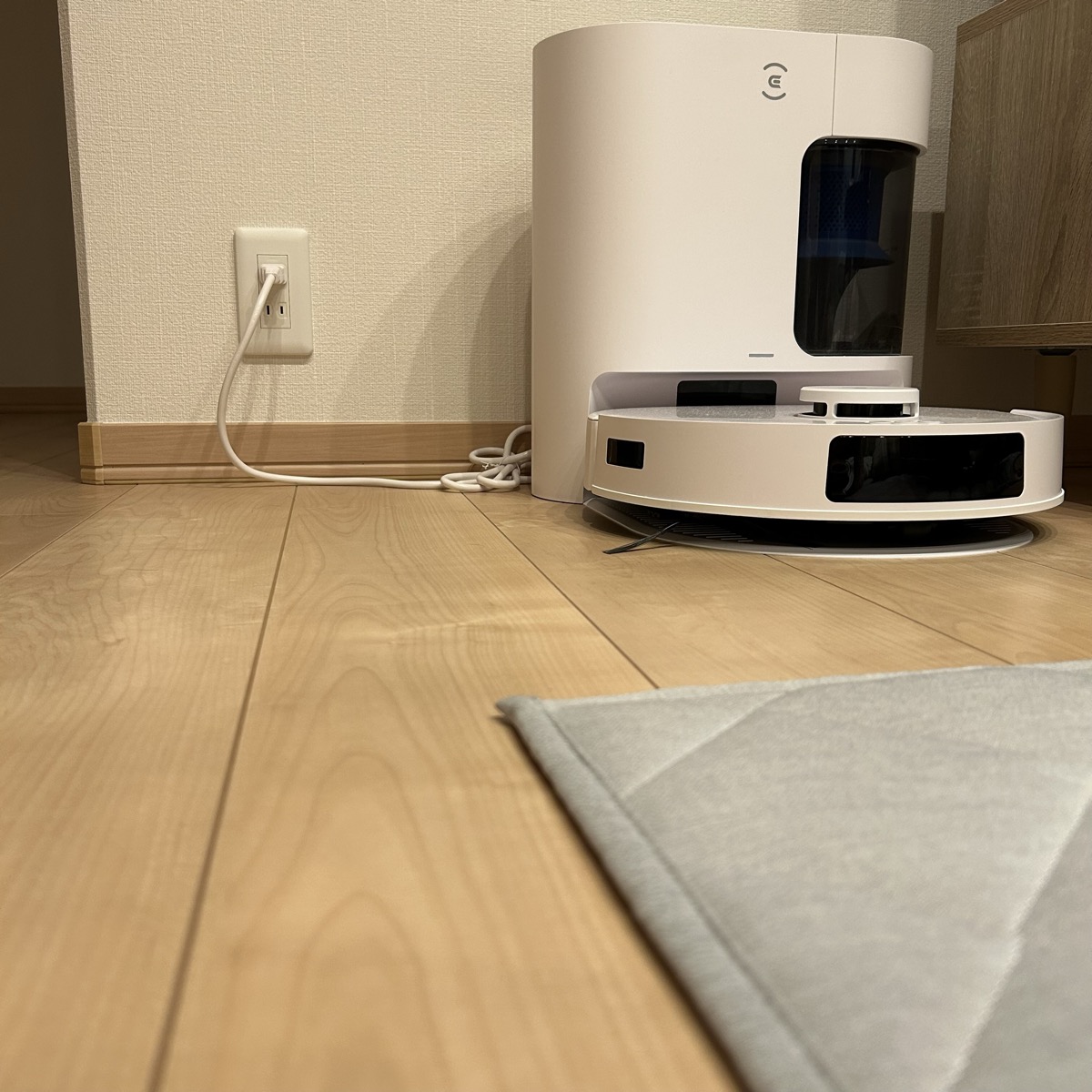 カーペットの段差の手前にいるエコバックスDEEBOT N20