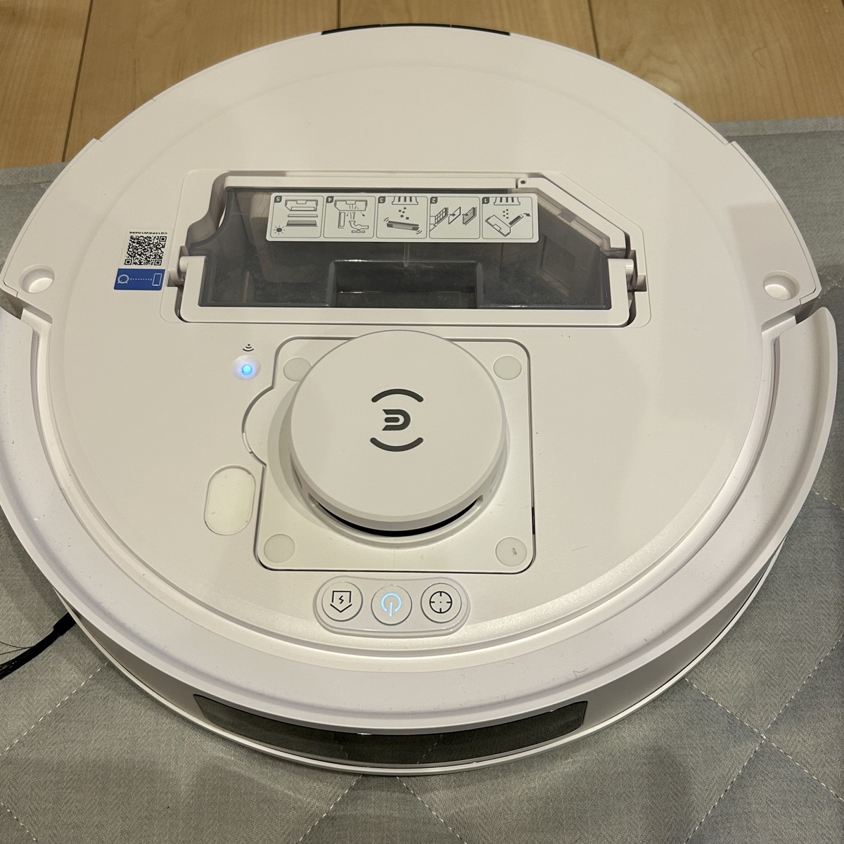 LiDARと操作ボタンが見えるエコバックスDEEBOT N20の上面