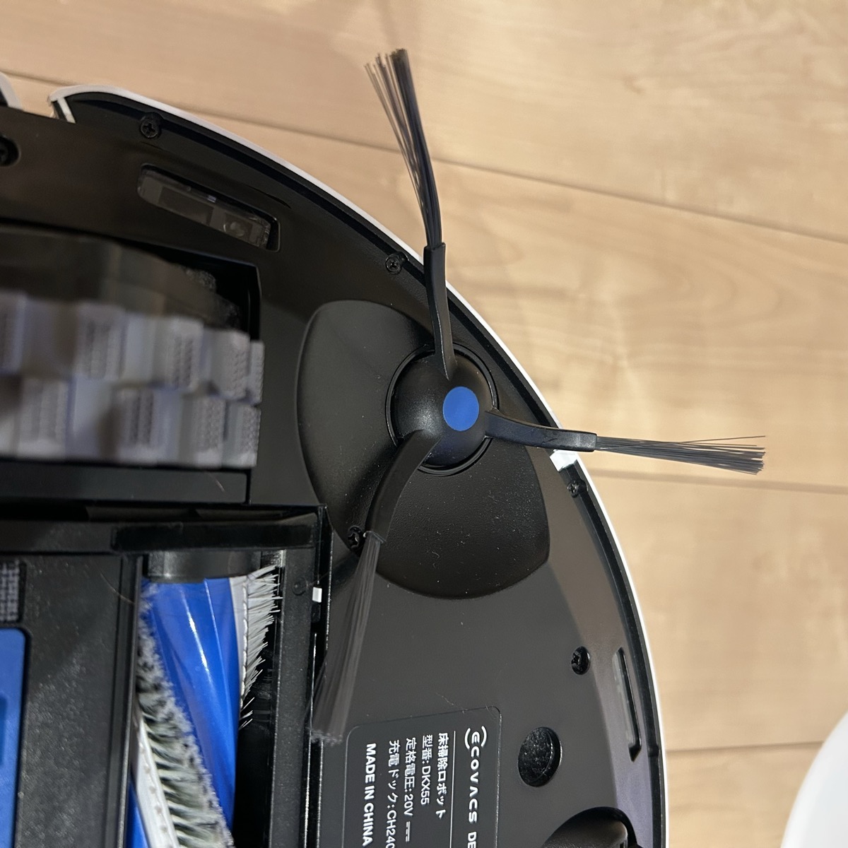エコバックスDEEBOT裏面のサイドブラシと本体取り付け部