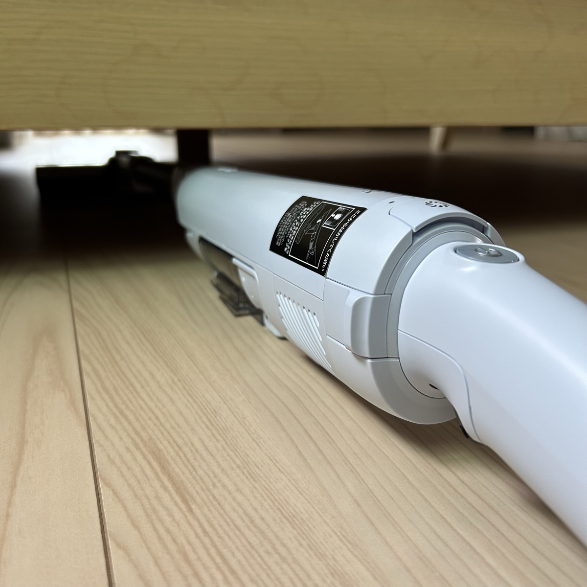 シャークLC150JBLが高さ約12cmのベッド下にすらっと入って掃除している様子