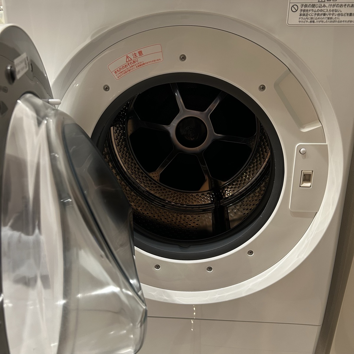 東芝TW-127XM5Lのドアを開けたドラム庫内