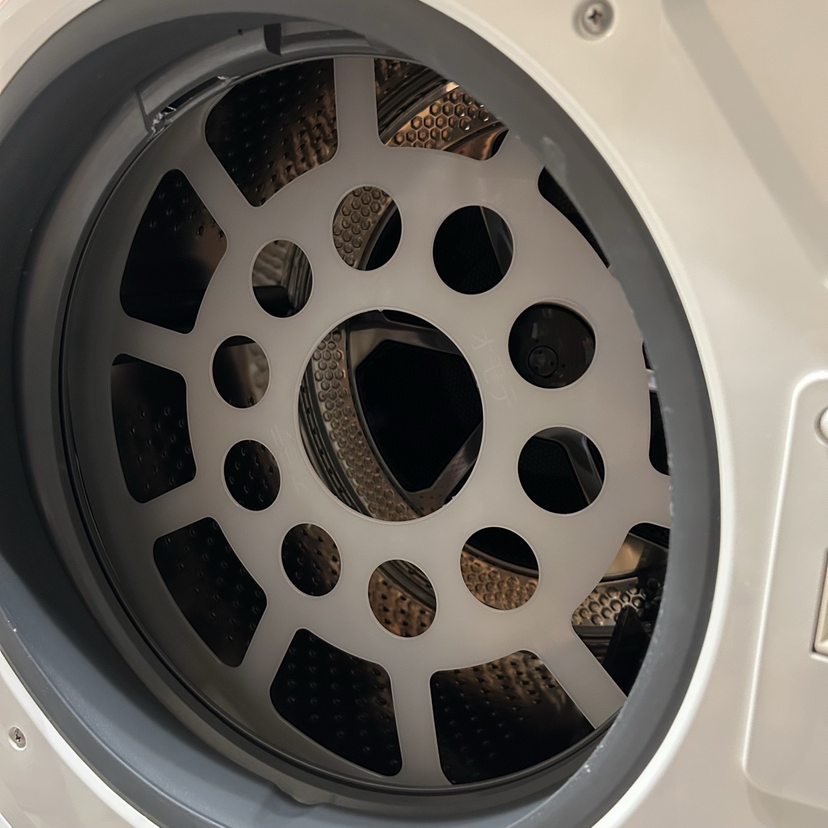 東芝TW-127XM5Lのドラム入り口に洗濯キャップをセットした状態