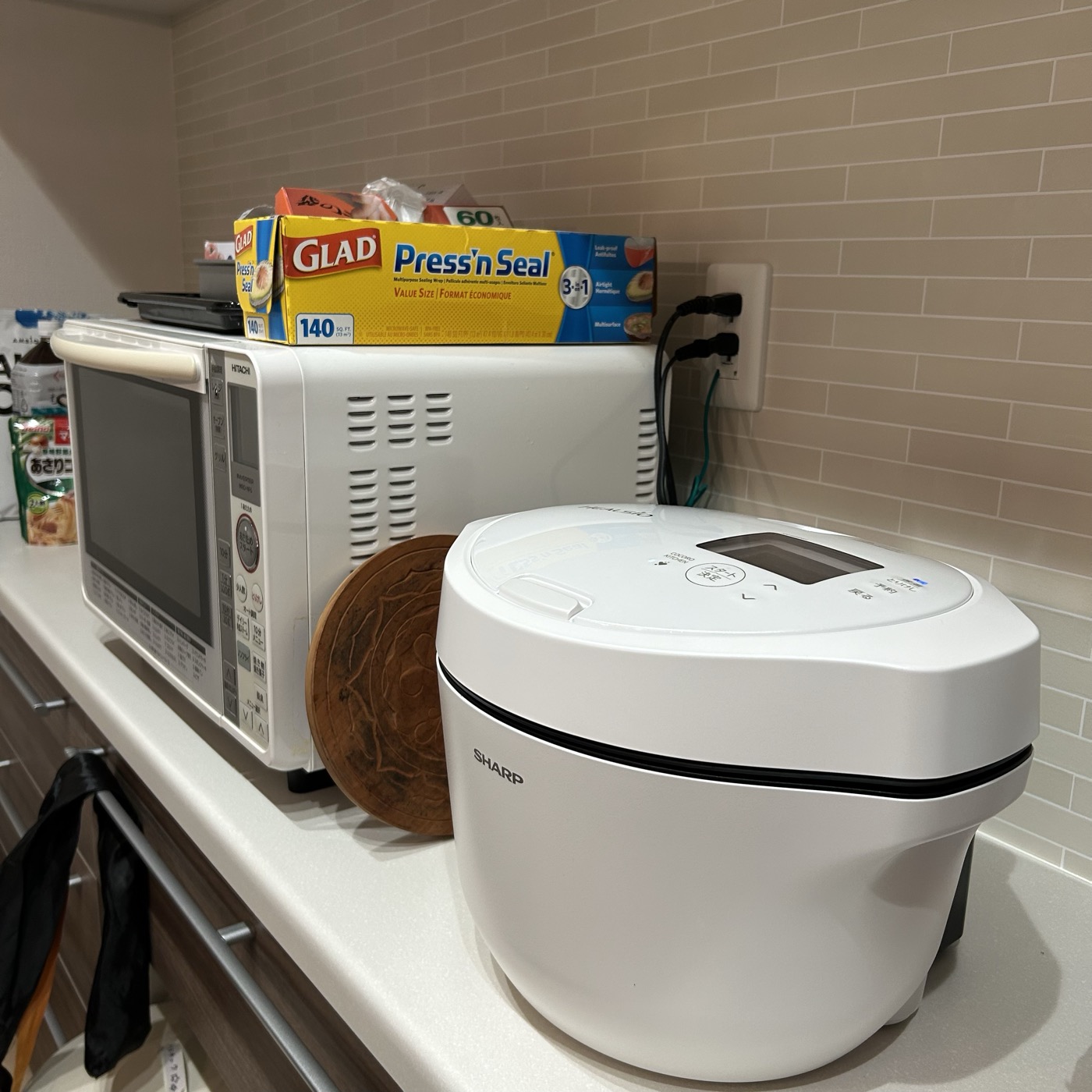 カップボードの上に置いたホットクックKN-HW24H