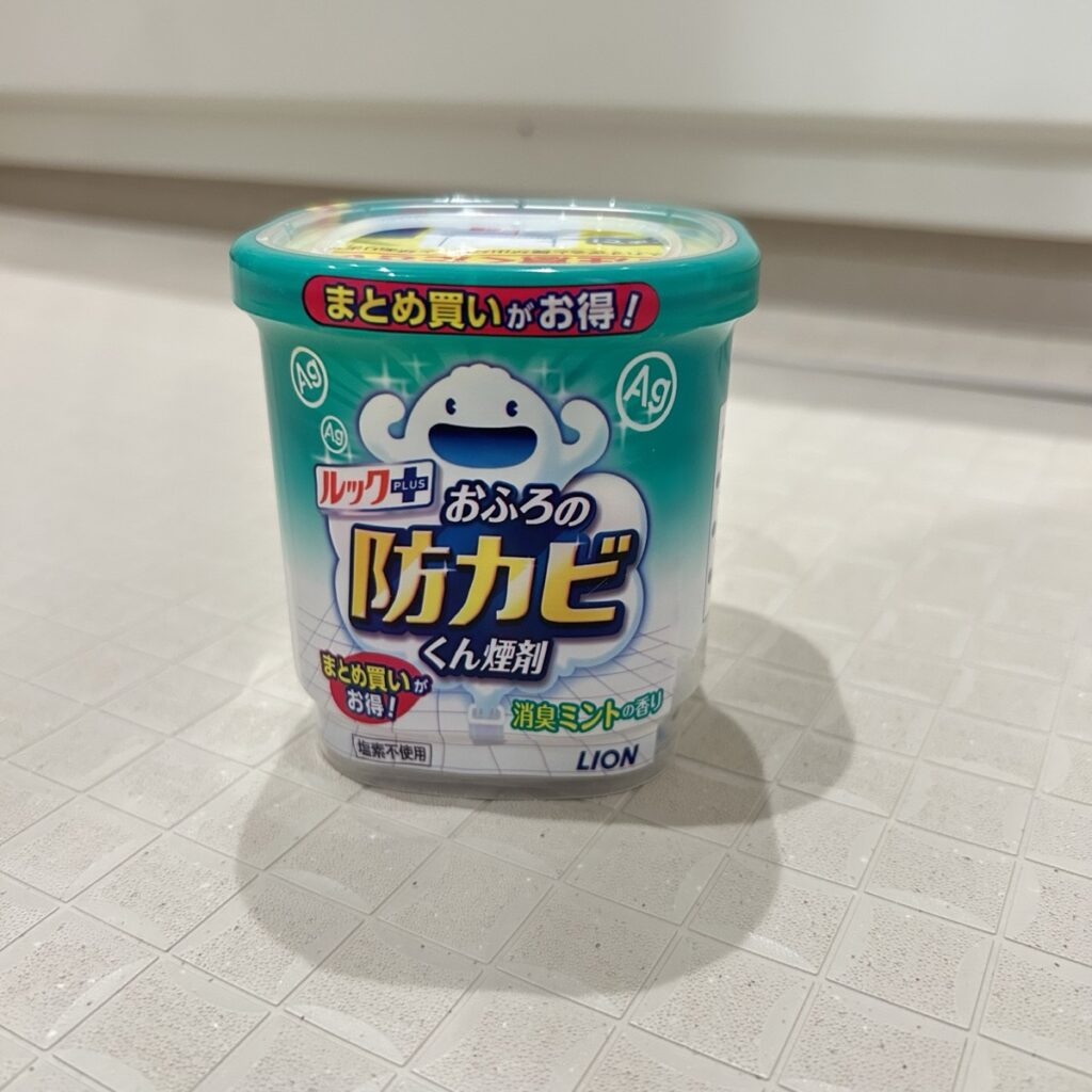 ルックプラス おふろの防カビくん煙剤 消臭ミントの香りのパッケージ(浴室の床に置いて撮影)